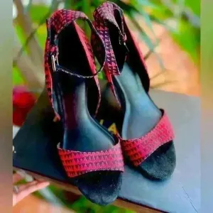 Manaola Heels Shoes Size 9 Great to pair with your pants dress shirt or romper