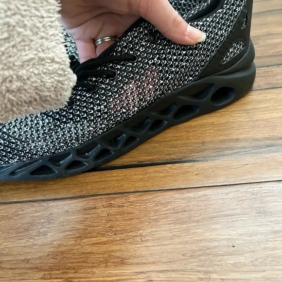 Men’s athletic shoes​​​​​