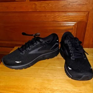 Men's Brooks Ghost 15 Black Running Shoes In A Size 12. NWOB.