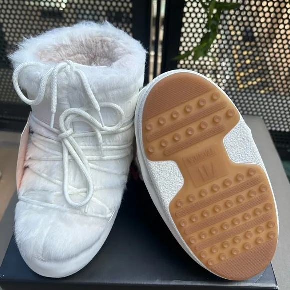 Moon Boot Icon Low White Fur Snow Boots: 36-38 (Fits US 5.5-7.5) NWT, NIB!
