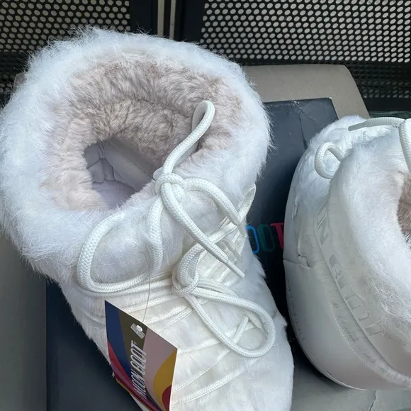 Moon Boot Icon Low White Fur Snow Boots: 36-38 (Fits US 5.5-7.5) NWT, NIB!