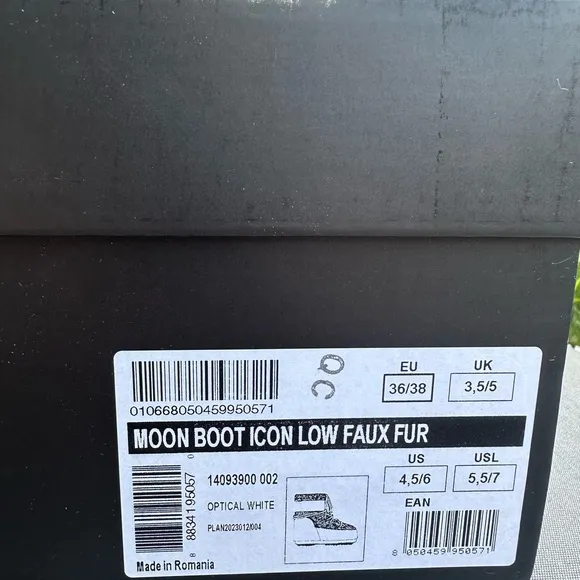 Moon Boot Icon Low White Fur Snow Boots: 36-38 (Fits US 5.5-7.5) NWT, NIB!