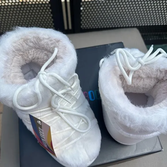 Moon Boot Icon Low White Fur Snow Boots: 36-38 (Fits US 5.5-7.5) NWT, NIB!