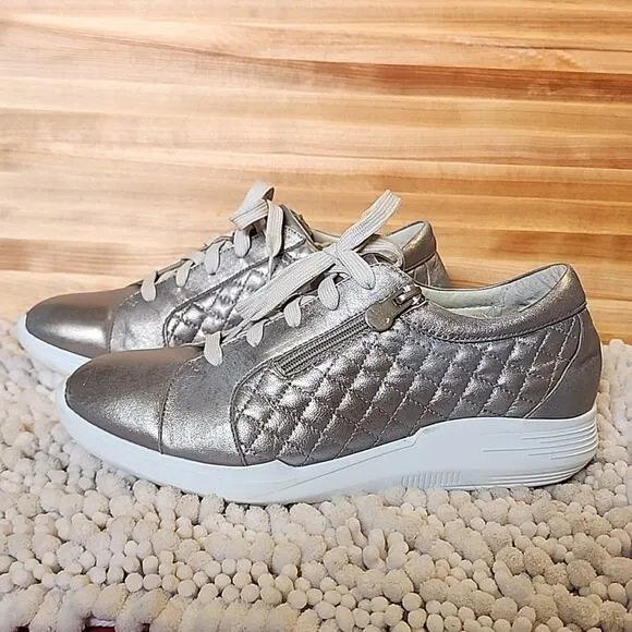 MUNRO EMMIE SILVER QUILTED LACE-UP SNEAKERS WOMAN SIZE 9.5 NWOB