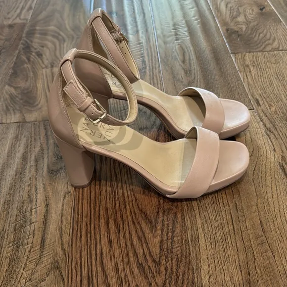 Naturalizer Joy Sandals. Nude. Sz 7M