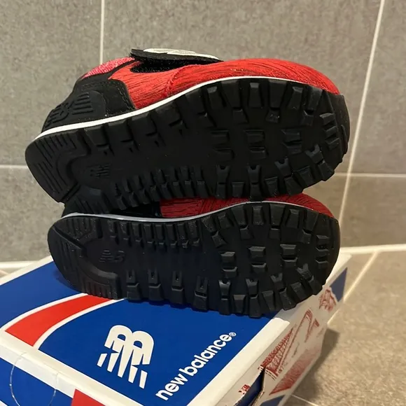 New Balance KG574BEI shoes sneakers new 574 Toddler boys girls Size 5 red black