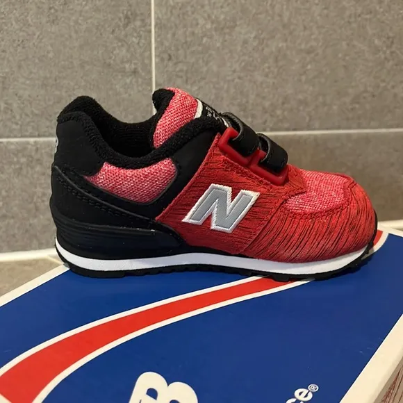 New Balance KG574BEI shoes sneakers new 574 Toddler boys girls Size 5 red black