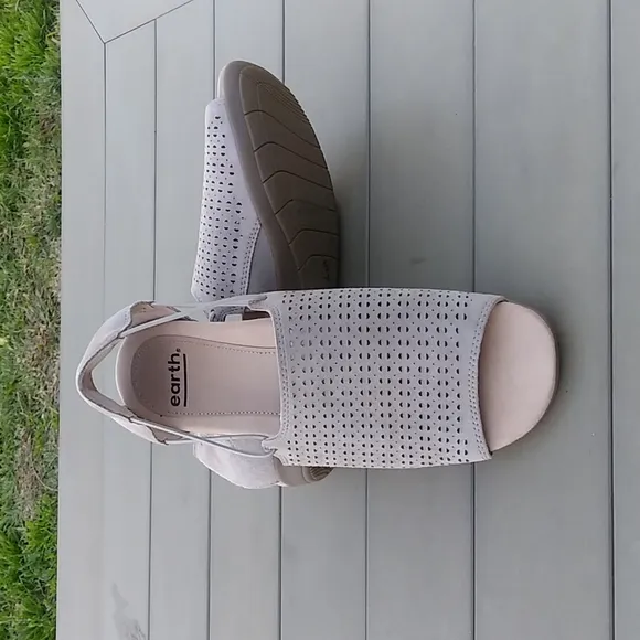 NEW Earth Sandals