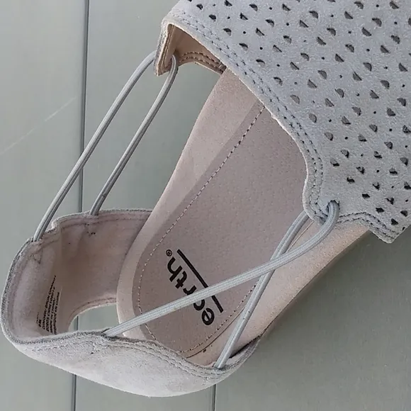 NEW Earth Sandals