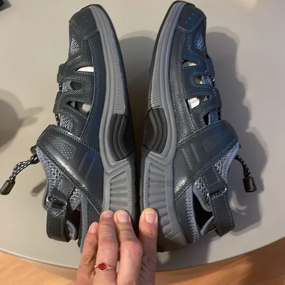 New Men’s Orth feet Sandals size 9.5