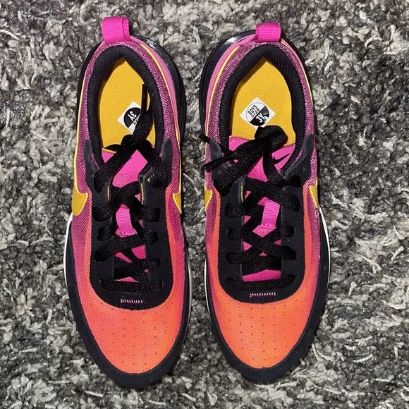 New NIKE Waffle One (PS) in Active Fuchsia / University Gold