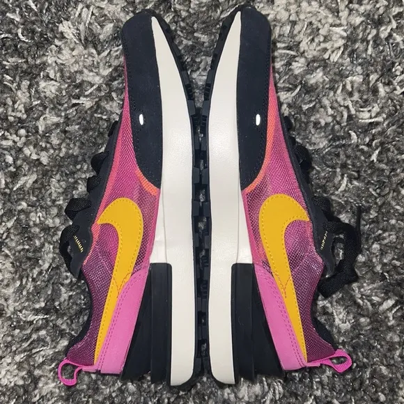 New NIKE Waffle One (PS) in Active Fuchsia / University Gold