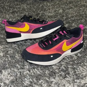 New NIKE Waffle One (PS) in Active Fuchsia / University Gold