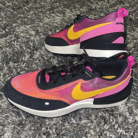 New NIKE Waffle One (PS) in Active Fuchsia / University Gold
