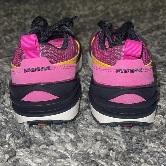 New NIKE Waffle One (PS) in Active Fuchsia / University Gold