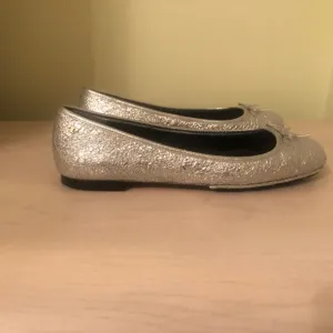 New Tory Burch Silver Metallic Ballet Flat in Size 7