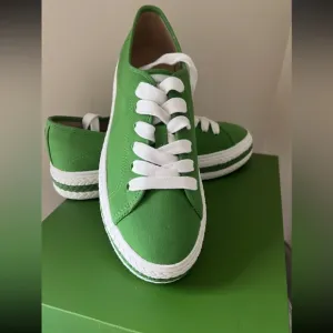 NIB Kate Spade Taylor Sneakers in Ks Green| size 9 Limited Edition