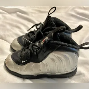 Nike Air Foamposite One Chrome Boys Size 7C Athletic Shoes Sneakers CV8918-002