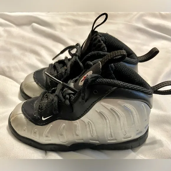 Nike Air Foamposite One Chrome Boys Size 7C Athletic Shoes Sneakers CV8918-002