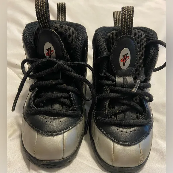 Nike Air Foamposite One Chrome Boys Size 7C Athletic Shoes Sneakers CV8918-002
