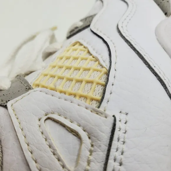 Nike Boys Air Jordan 4 BQ7670-100 White Basketball Shoes Sneakers Size 10C Flaw