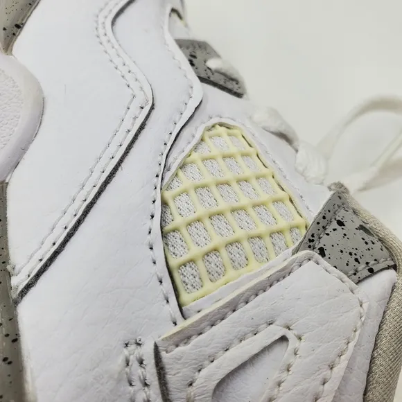 Nike Boys Air Jordan 4 BQ7670-100 White Basketball Shoes Sneakers Size 10C Flaw