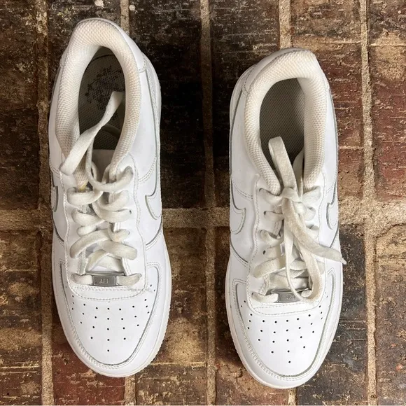 Nike Kids GS DH2920-111 White On White Air Force 1 LE Casual Lace Up Shoes Sz 7Y