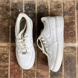 Nike Kids GS DH2920-111 White On White Air Force 1 LE Casual Lace Up Shoes Sz 7Y