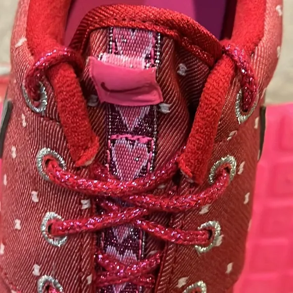 Nike Rosherun Valentines Day Heart shoes sneakers 677784 606 Girls Youth Size 4