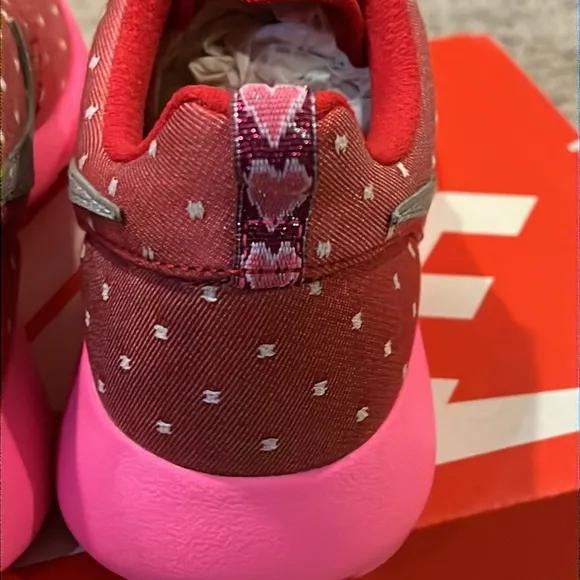 Nike Rosherun Valentines Day Heart shoes sneakers 677784 606 Girls Youth Size 4