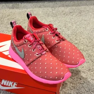 Nike Rosherun Valentines Day Heart shoes sneakers 677784 606 Girls Youth Size 4