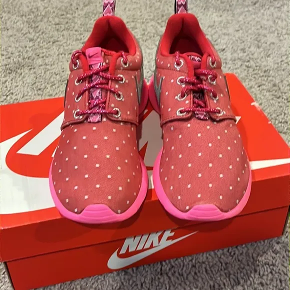 Nike Rosherun Valentines Day Heart shoes sneakers 677784 606 Girls Youth Size 4