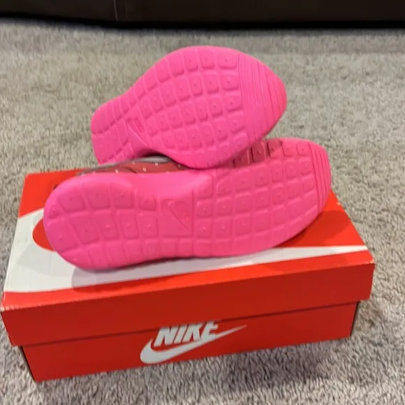 Nike Rosherun Valentines Day Heart shoes sneakers 677784 606 Girls Youth Size 4