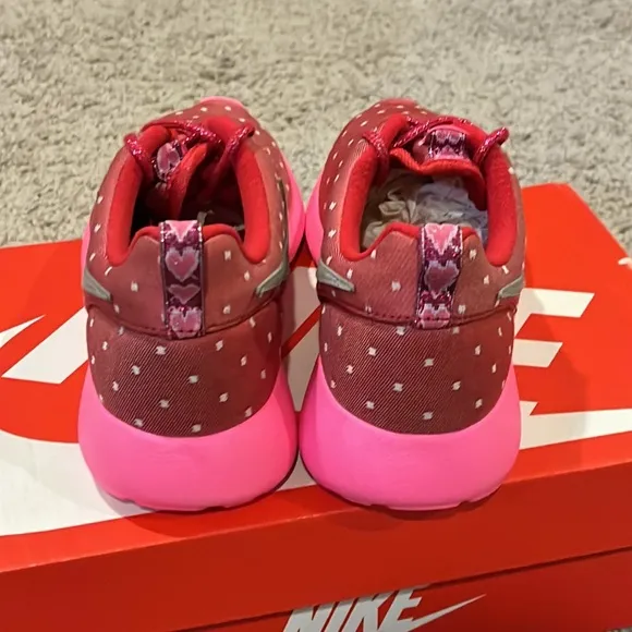 Nike Rosherun Valentines Day Heart shoes sneakers 677784 606 Girls Youth Size 4