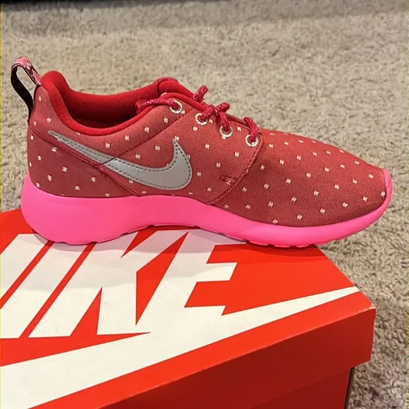Nike Rosherun Valentines Day Heart shoes sneakers 677784 606 Girls Youth Size 4