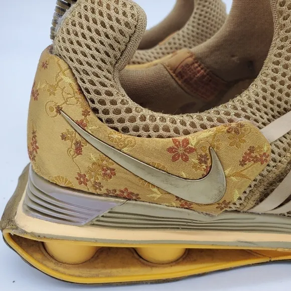 Nike Shoe Women's 9 Shox Gravity AQ8554 700 Metallic Gold Sneakers