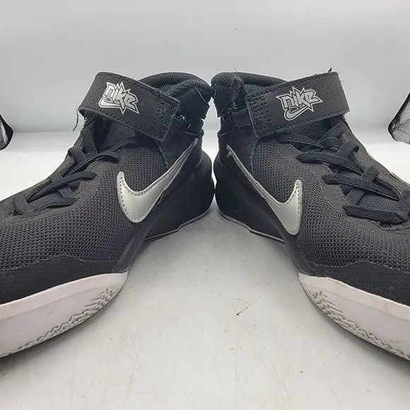 Nike Team Hustle D 10 Boys Size 5.5 Black Basketball Shoes Sneakers DD7303-004