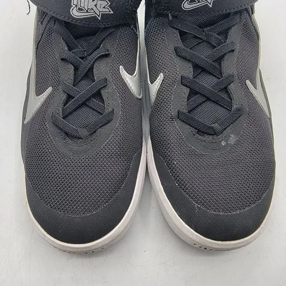 Nike Team Hustle D 10 Boys Size 5.5 Black Basketball Shoes Sneakers DD7303-004