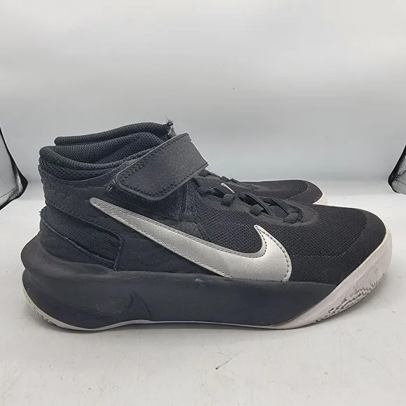 Nike Team Hustle D 10 Boys Size 5.5 Black Basketball Shoes Sneakers DD7303-004