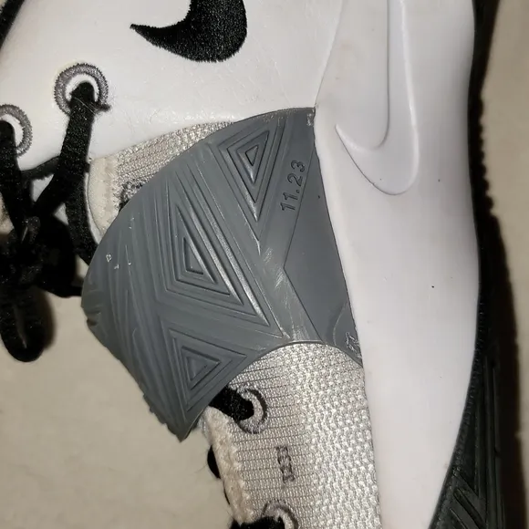 Nike Zoom Kyrie Flytrap III shoes JBY 11.23 sneakers white gray black sz 8