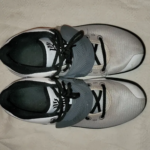 Nike Zoom Kyrie Flytrap III shoes JBY 11.23 sneakers white gray black sz 8
