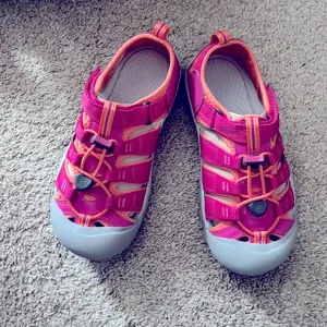 NWB Girls Newport H2 sandals in berry/coral size 3 (big kids)