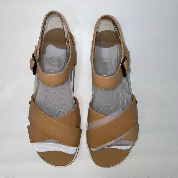 NWB Ugg Zoie Sport Sandals Brown / Tan