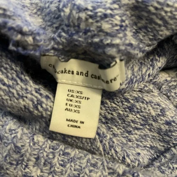 NWT CUPCAKES &amp; CASHMERE x REVOLVE Blue Snowflake Hoodie Sweater, Size XS