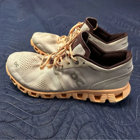 On Cloud Womens Running Shoes Sneakers Women's 10 Silver Almond