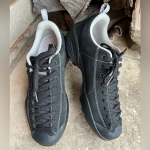 Scarpa Mojito Athletic trail hiking shoe in black Sleek design Sz-M7 or W8   L