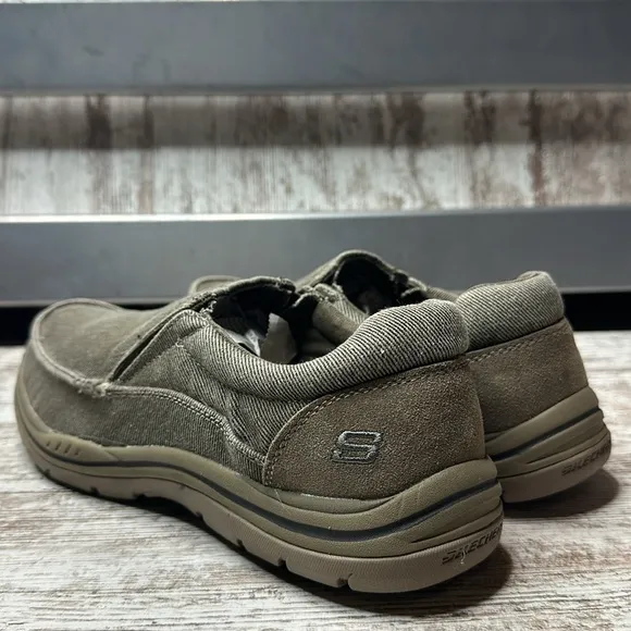 Skechers Expected Avillo Men’s Relaxed Fit Slip On Comfort Shoes Khaki Size 9