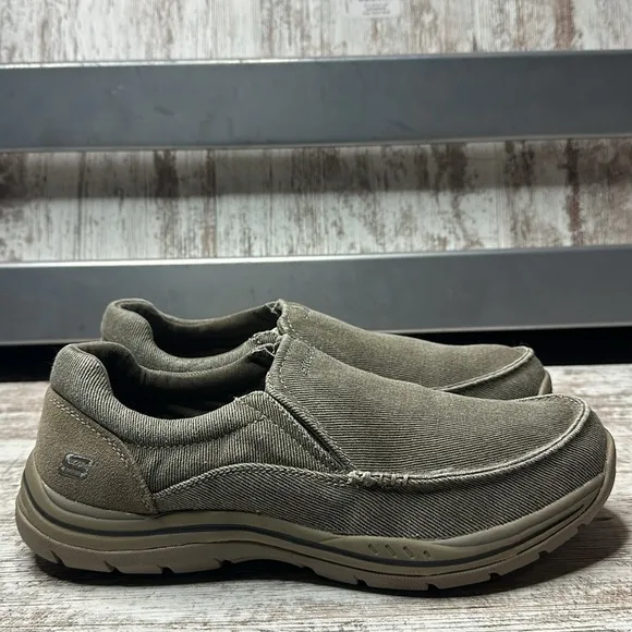 Skechers Expected Avillo Men’s Relaxed Fit Slip On Comfort Shoes Khaki Size 9