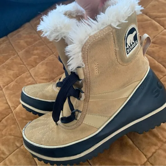 Sorel tan and black furry short snow boots size 7