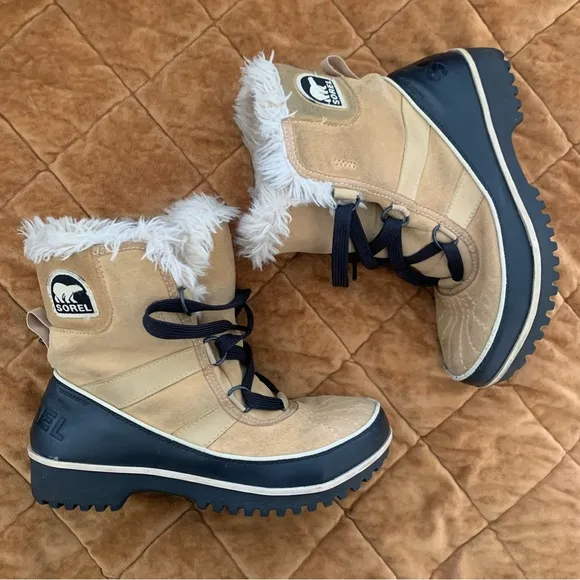 Sorel tan and black furry short snow boots size 7